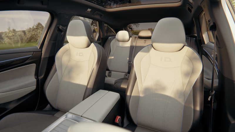 Interieur shot van de Volkswagen ID.7, focus ligt op de Ergo-Active-voorstoelen