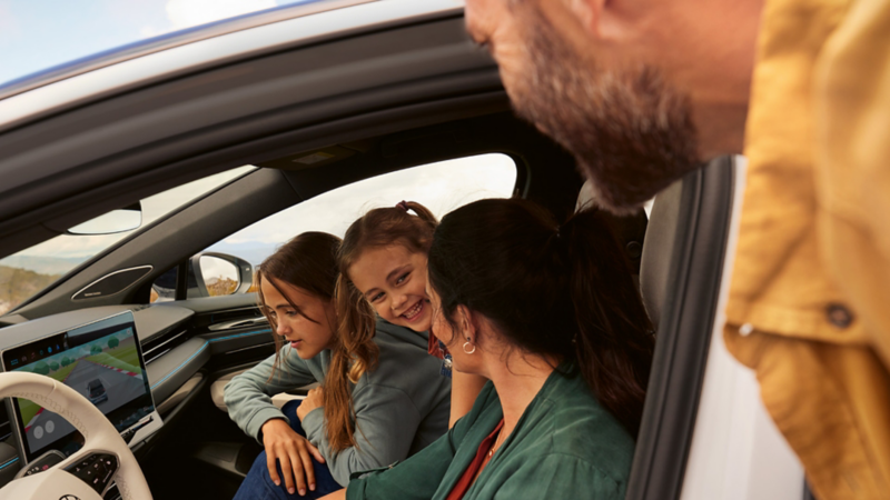 Eine Familie entdeckt den VW ID7