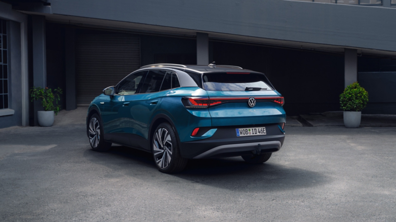 Πίσω άποψη ενός σταθμευμένου μπλε VW ID. 4.