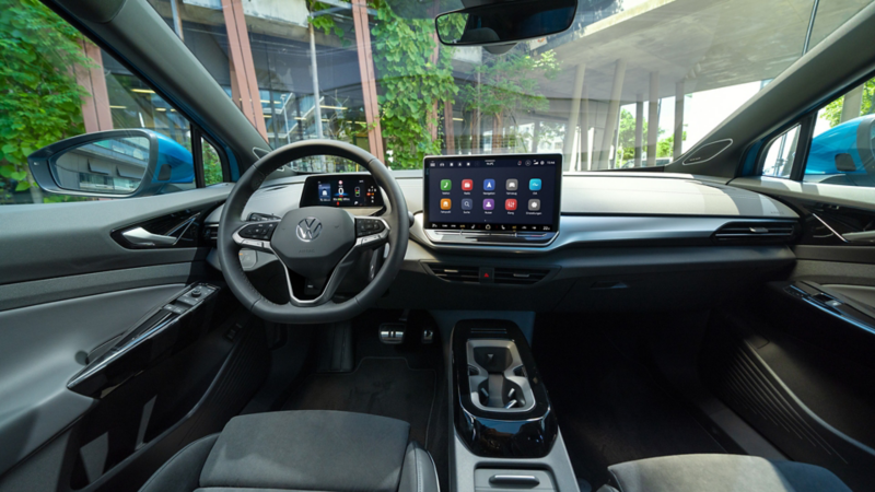 Blick auf das Cockpit eines VW ID.4 mit Multifunktionslenkrad und Infotainmentsystem.