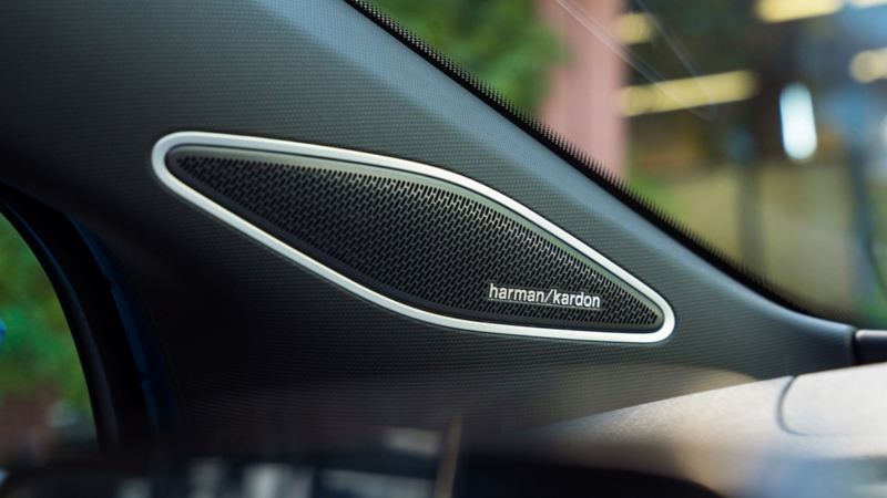 Zbliżenie na opcjonalny głośnik Harman Kardon w VW ID.4 w przednim słupku, zachwycający eleganckim wyglądem i doskonałym dźwiękiem.
