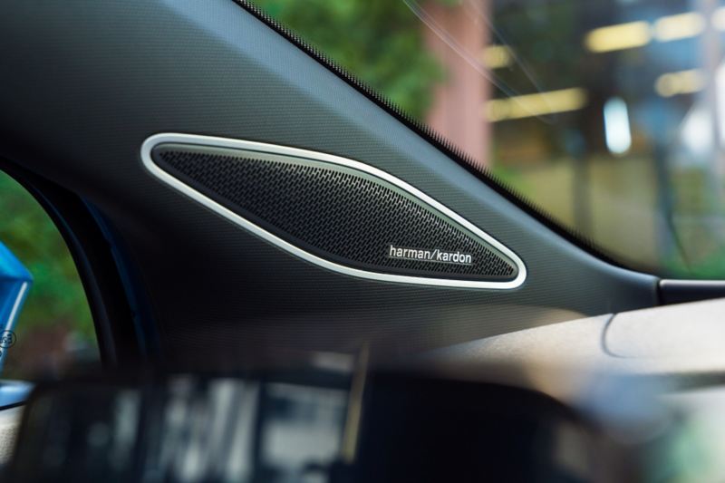 Detailansicht des optionalen Lautsprechers von Harman Kardon im VW ID.4 in der A-Säule, es besticht durch elegantes Design und ausgefeilten Klang.