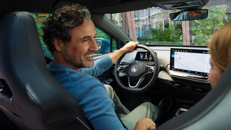 Un homme sourit au volant de son VW ID.4.