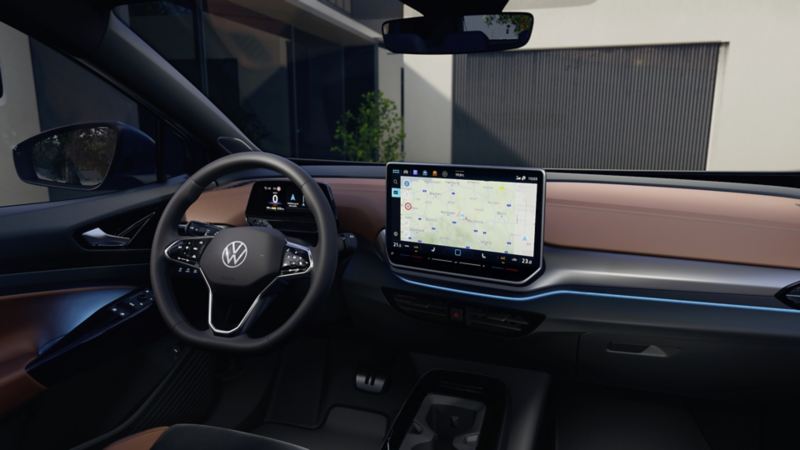 Primo piano del display del sistema di infotainment nella Volkswagen ID.4. Il display mostra una mappa di navigazione.
