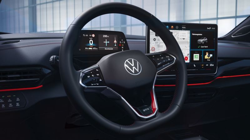 Interni della Volkswagen ID.4 GTX. Vista del volante multifunzionale e del sistema di infotainment.