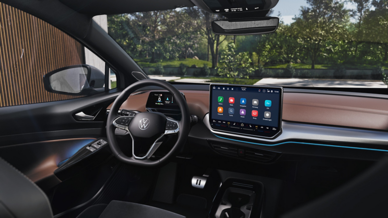 Blick auf das Cockpit eines VW ID.5 mit Multifunktionslenkrad und Infotainmentsystem.