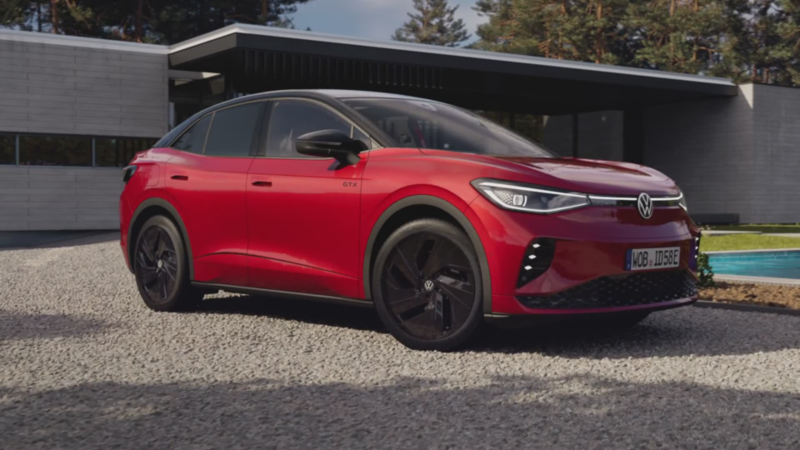 Videoen viser eksteriøret og interiøret til en rød VW ID.5 GTX.