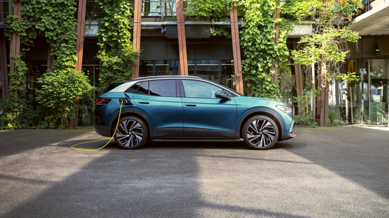 vw id4 sett fra siden. En ladekabel er koblet til