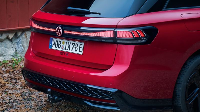 Volkswagen ID.7 GTX Tourer rossa vista da dietro
