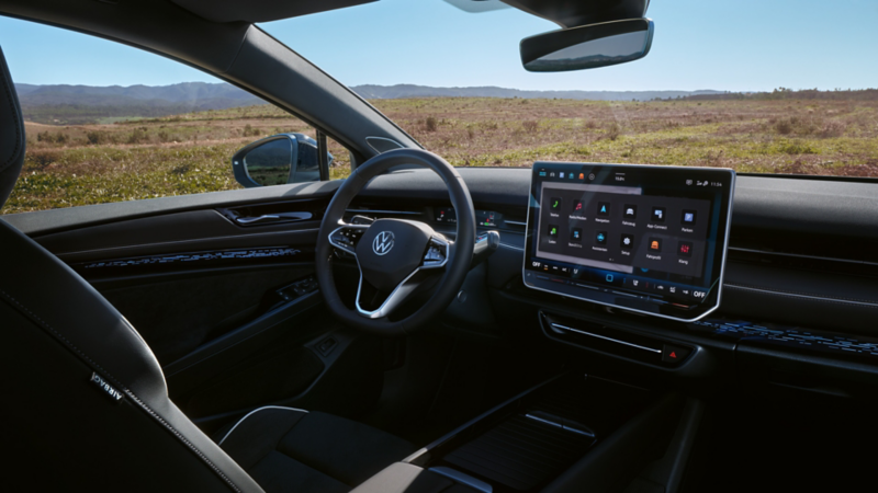 Cockpit eines VW ID.7 Tourer mit Multifunktionslenkrad und Infotainmentsystem.