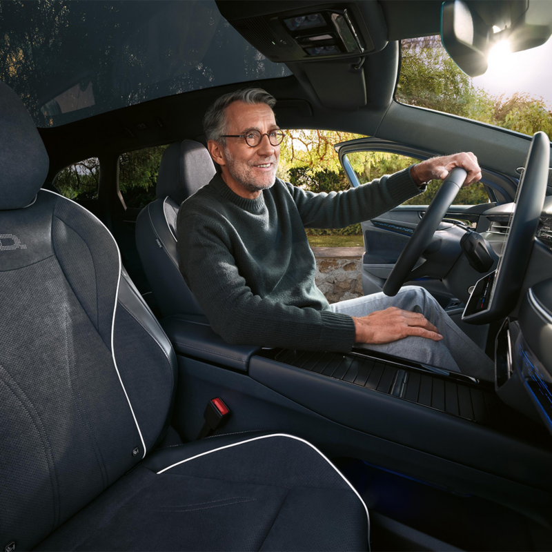 Mann sitzt am Steuer seines VW ID. Modells