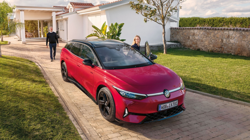 Ένα VW ID.7 GTX Tourer σε κόκκινο χρώμα, από μπροστά