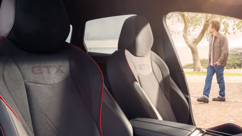 Vordersitze im VW ID.7 GTX mit GTX-Logo und roten Ziernähten.