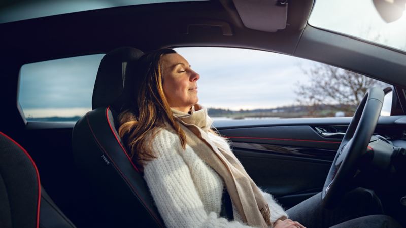 Kobieta relaksuje się w VW ID.7 GTX Tourer.