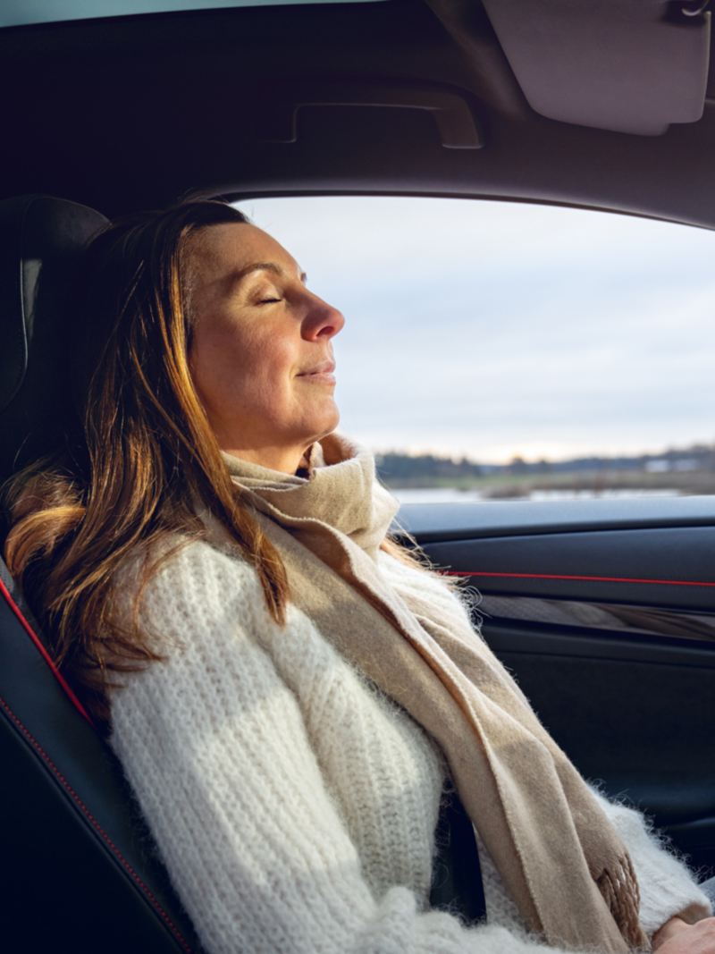 Eine Frau entspannt sich im VW ID.7 GTX Tourer