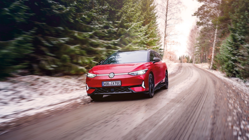 Une VW ID.7 GTX Tourer rouge roule sur une route