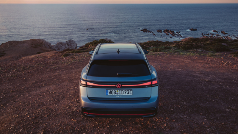 En ID.7 Tourer parkeret foran hav