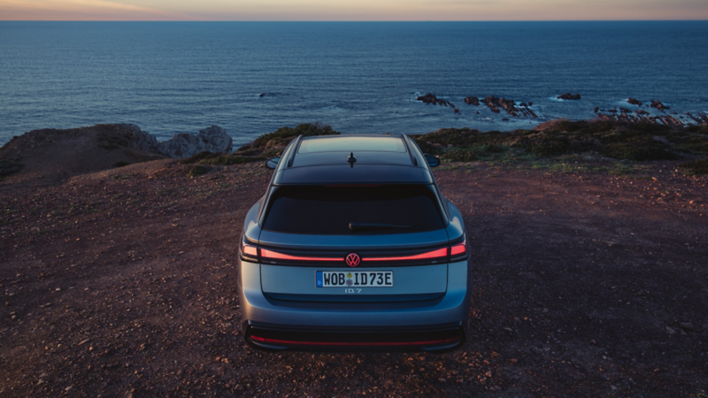 En ID.7 Tourer parkeret foran hav