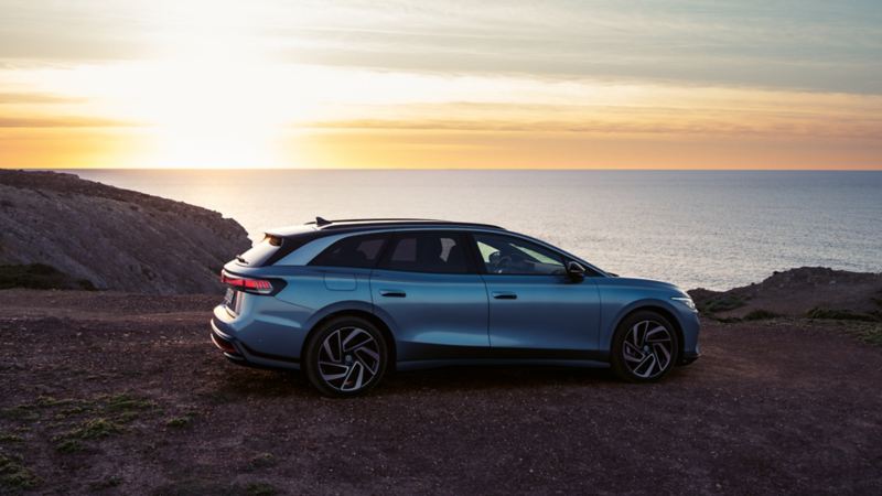 ID.7 tourer parked on a cliff at sunset