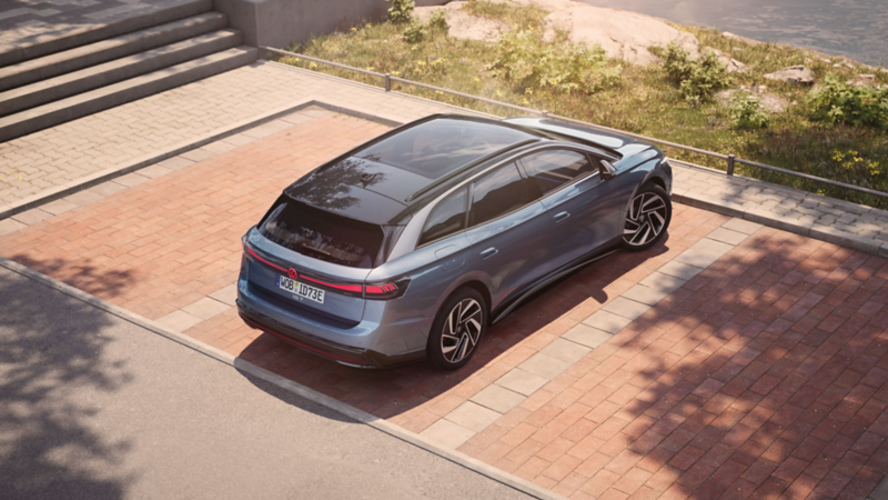 ID.7 Tourer stoi na parkingu. Widok z lotu ptaka. 