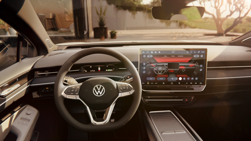 Kokpit VW ID.7 Tourer z wielofunkcyjną kierownicą i systemem infotainment.
