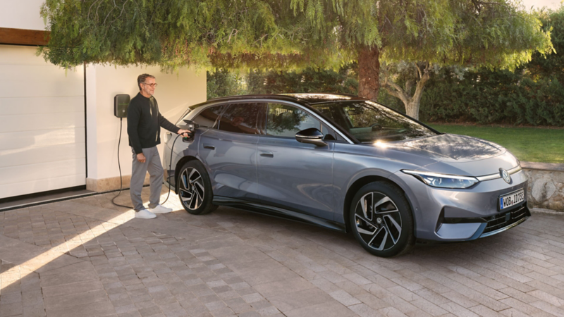 Hvid ID.7 køre på en vej