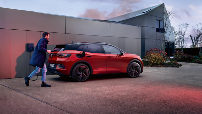 Mand sætter ladekabel i Rød ID.4