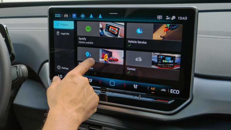 En mand bruger appsene i infotainmentsystemet i VW ID.5.