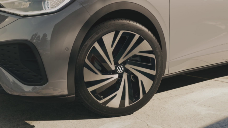 Videoen viser eksteriøret og interiøret i en grå VW ID.5.