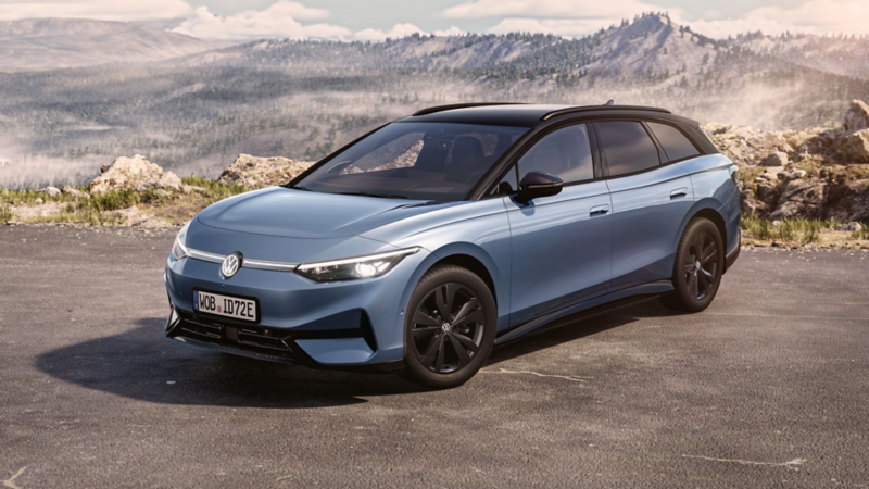 Blå ID.7 parkeret med bjerge i baggrunden