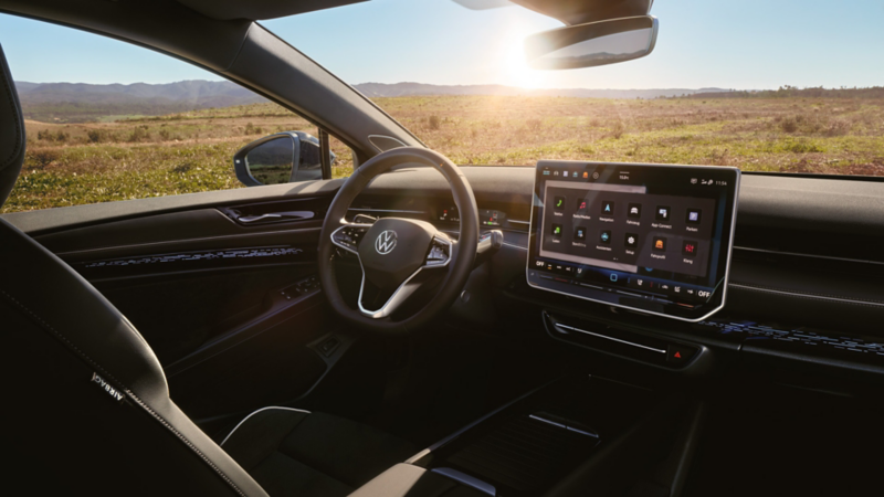 Cockpit eines VW ID.7 Tourer mit Multifunktionslenkrad und Infotainmentsystem.