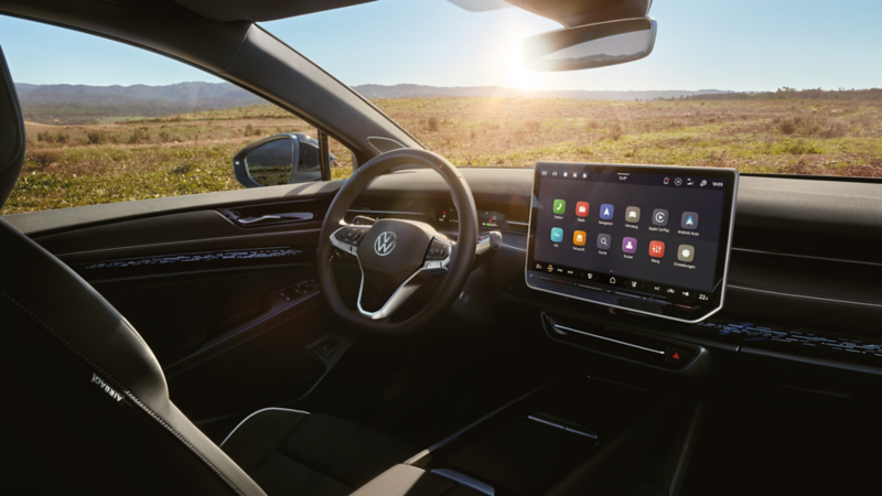 Interiøret i vw id7 tourer elektrisk stasjonsvogn med ratt og infotainmentsystem