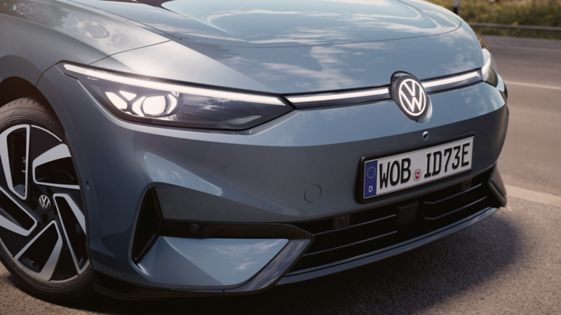 Frontansicht eines blauen VW ID.7 Tourer mit Front-Lichtsignatur.