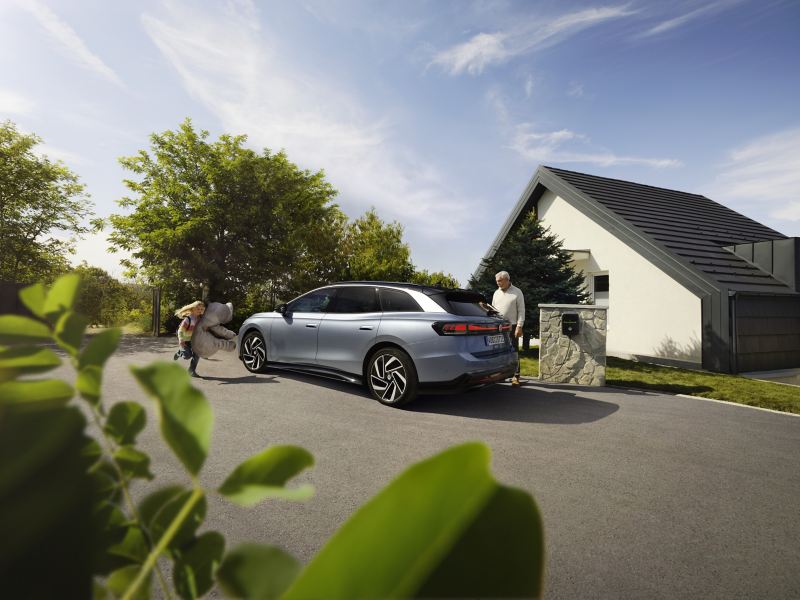 ID.7 Tourer parked in driveway with grandad and child