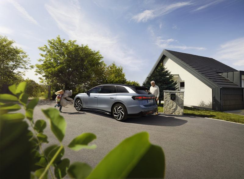 ID.7 Tourer parked in driveway with grandad and child