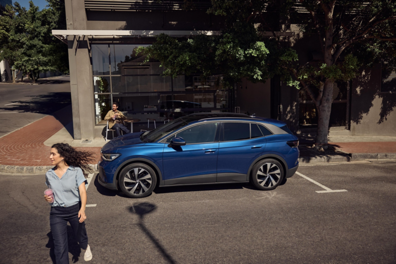 Un Volkswagen de color azul estacionado en la calle