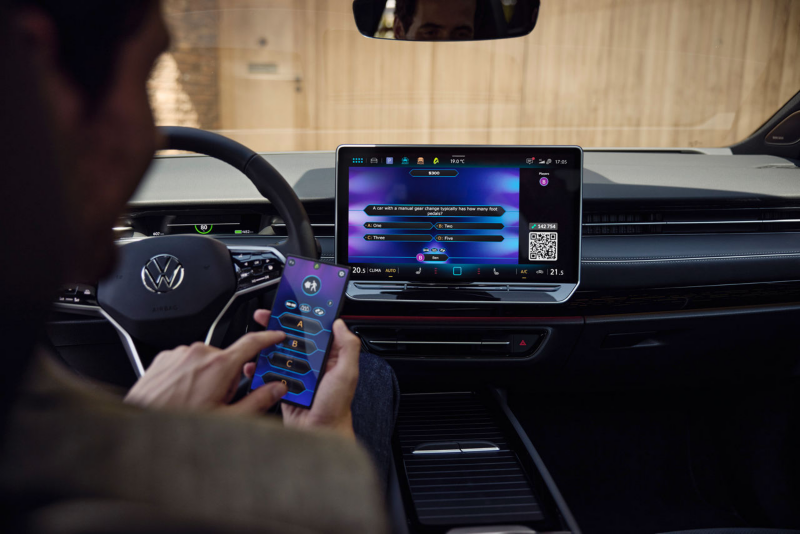Conducteur au volant d'une Volkswagen