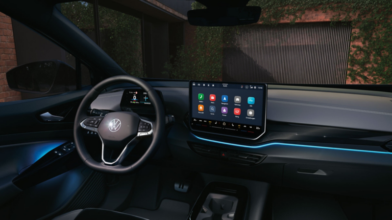 Blick auf das Cockpit eines VW ID.4 Black Edition mit Multifunktionslenkrad und Infotainmentsystem.