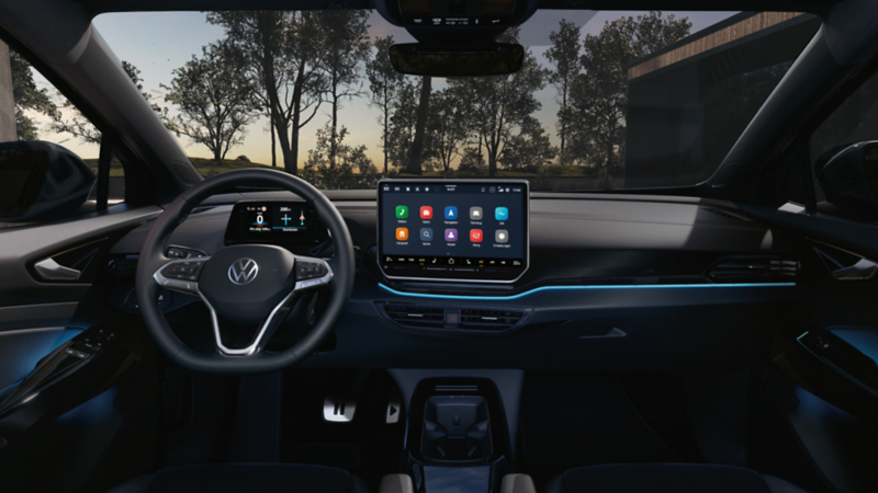 Innenraum von einem schwarzen VW ID.5 Black Edition. Blick auf Lenkrad, Display, Sitze, Armaturen und Rückspiegel.