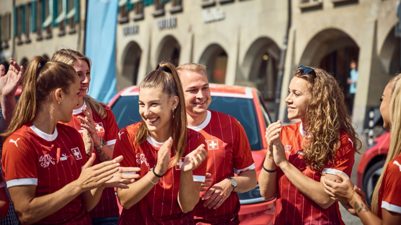 Die Schweizer Frauen-Nati steht applaudierend vor dem ID.3