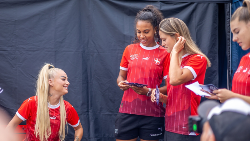 Mehrere Nati Spielerinnen reden zusammen