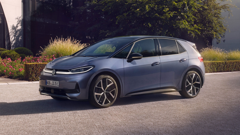 Une VW ID.3 Neo est garée dans la rue, devant un jardin.