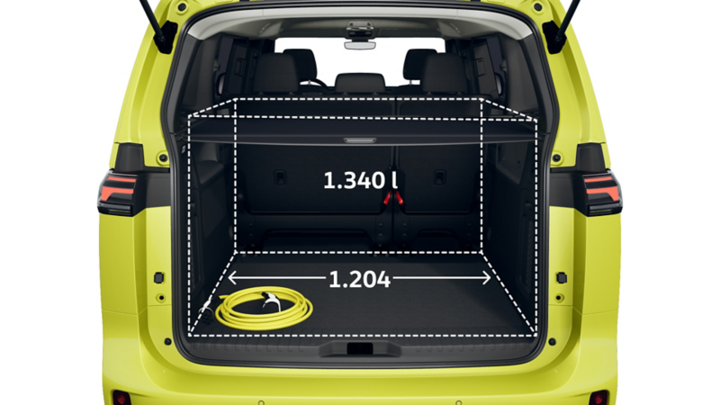 Der VW ID. Buzz "ENERGY" mit langem Radstand von hinten.