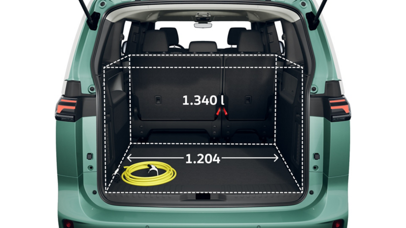 Der VW ID. Buzz Pro mit langem Radstand von hinten.