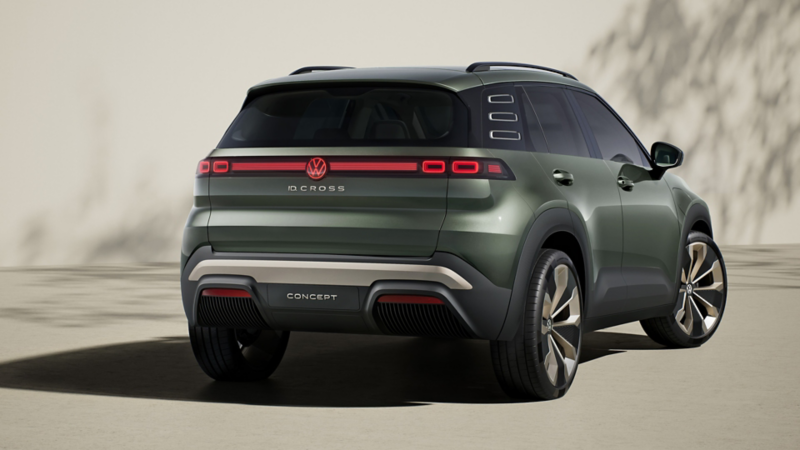 Grön VW ID. CROSS Concept sedd snett bakifrån.