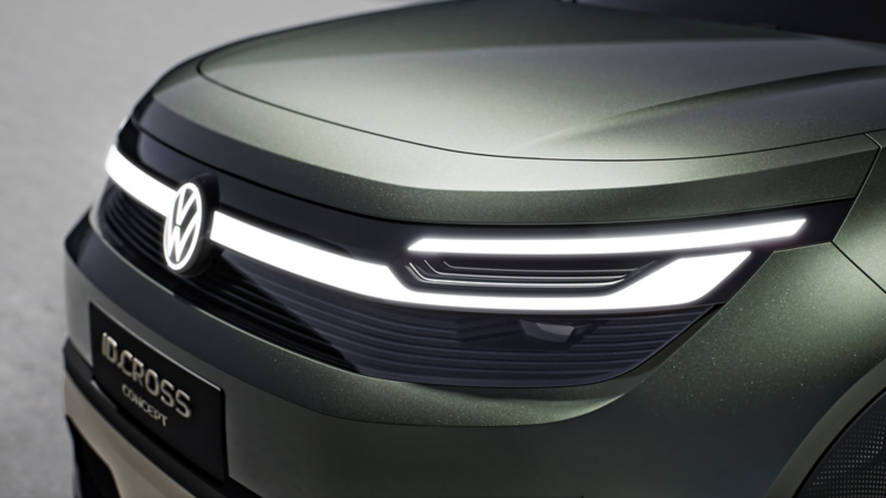 Detaljbild av den upplysta fronten och strålkastarna på VW ID. CROSS Concept.
