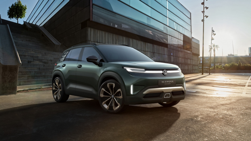Ein grüner VW ID. CROSS Concept auf einem Parkplatz bei Sonnenuntergang.