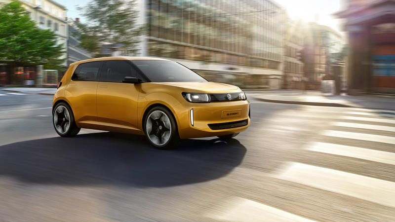 En gul ID.EVERY1, Volkswagens lilla konceptbil. Körandes i stadsmiljö. Den produktionsklara versionen lanseras 2027.