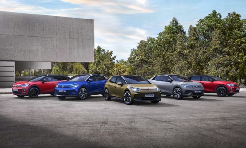 Famiglia ID. Volkswagen 100% elettrici parcheggiati di fronte a un edificio in città