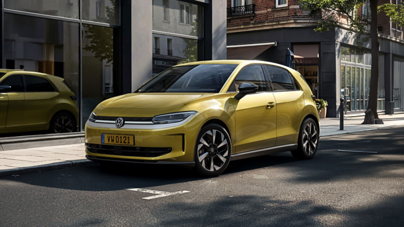 Volkswagen ID. Polo Life jaune stationnée en milieu urbain, le long d’une rue bordée de bâtiments et de vitrines.